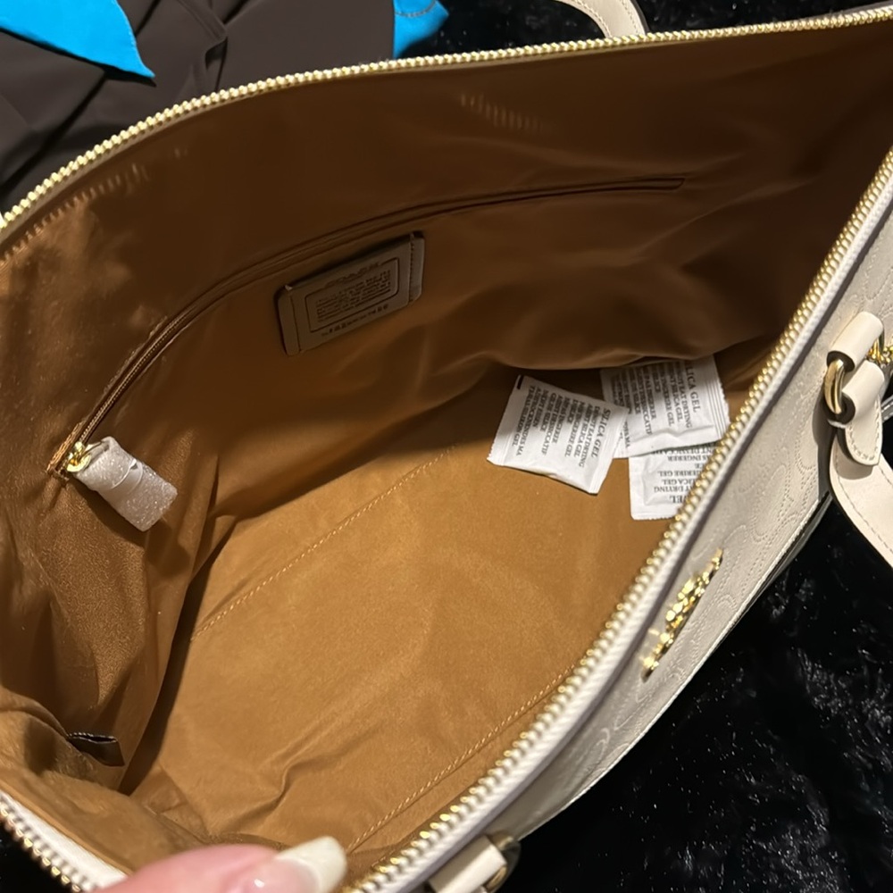 Tote & Wallet - Picture 6 of 7